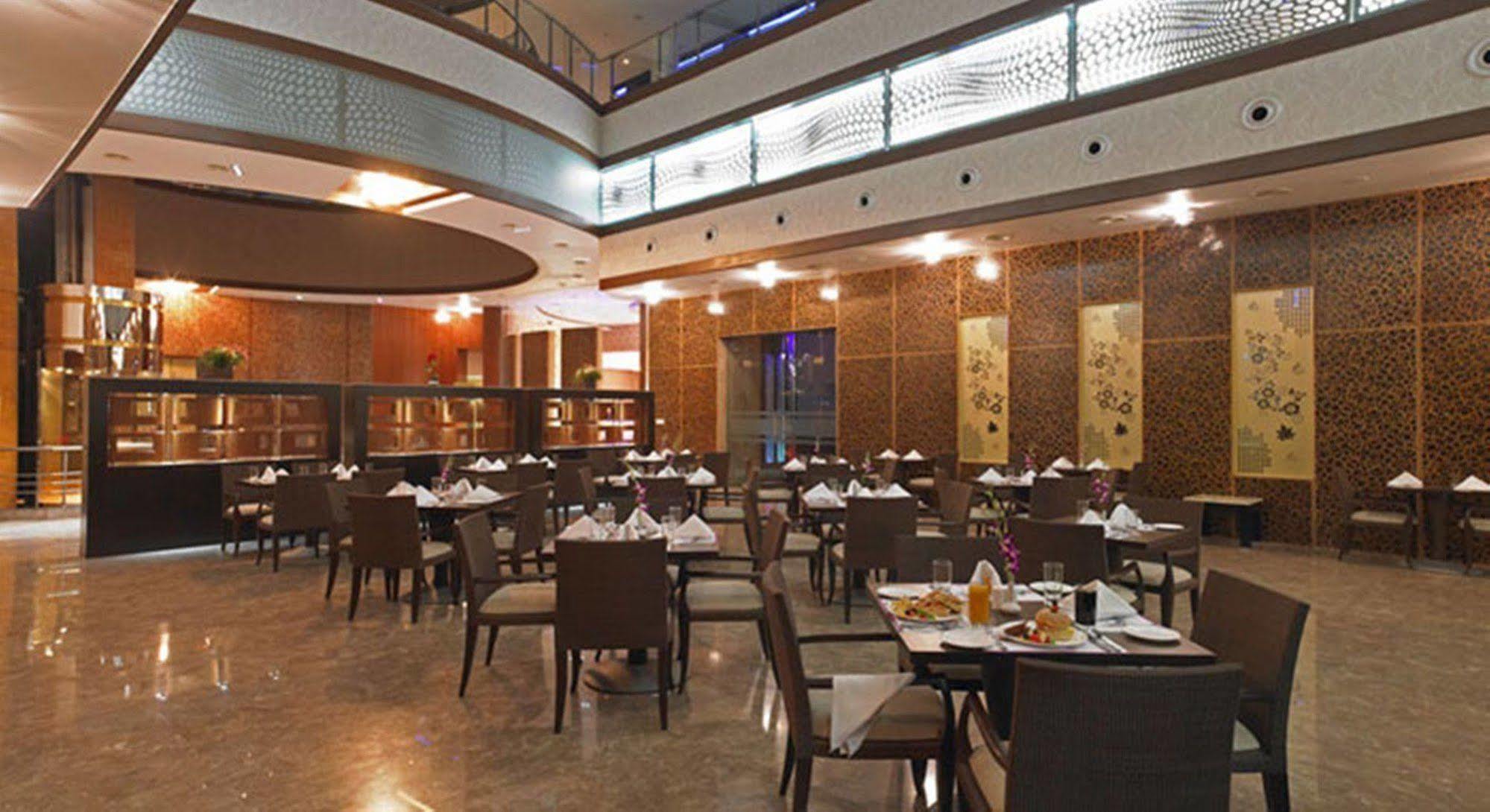 Royal Orchid Central Kireeti Hampi, Hospet Restaurant bilde